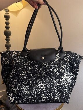 Longchamp Le Pliage Appaloosa tote bag, featuring a black & white abstract print